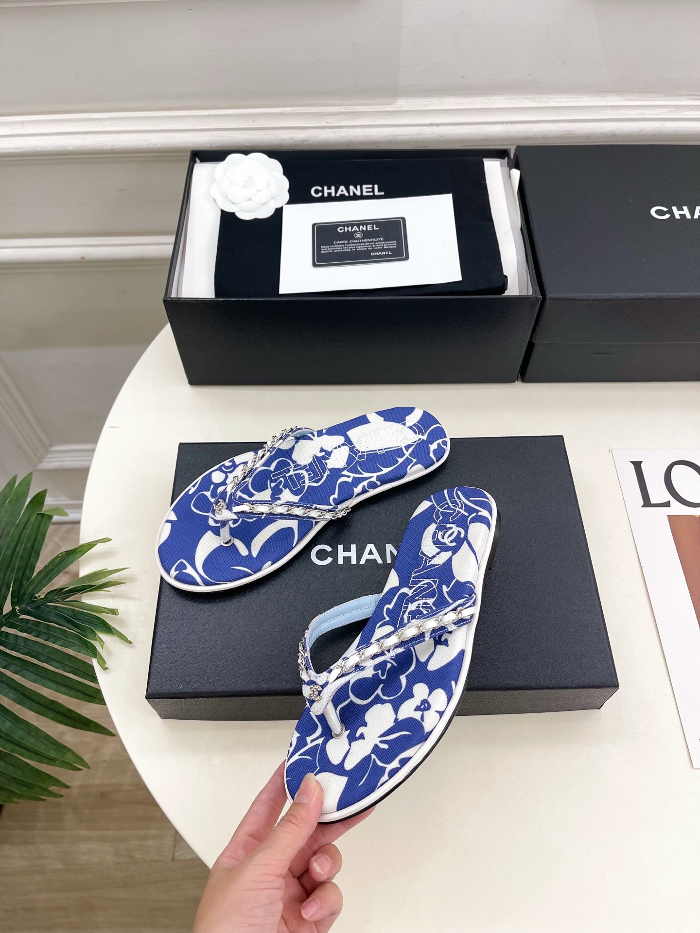 𝐂𝐇𝐀𝐍𝐄𝐋 | 小香 26𝐬𝐬 🦋2026 春夏新品 专柜经典走秀款 小香双C链条印花夹脚人字拖鞋 系列上新〰 𝐂𝐇𝐀𝐍𝐄𝐋 | 小香 26𝐬𝐬 🦋2026 春夏新品 专柜经典走秀款 小香双C链条印花夹脚人字拖鞋 系列上新〰