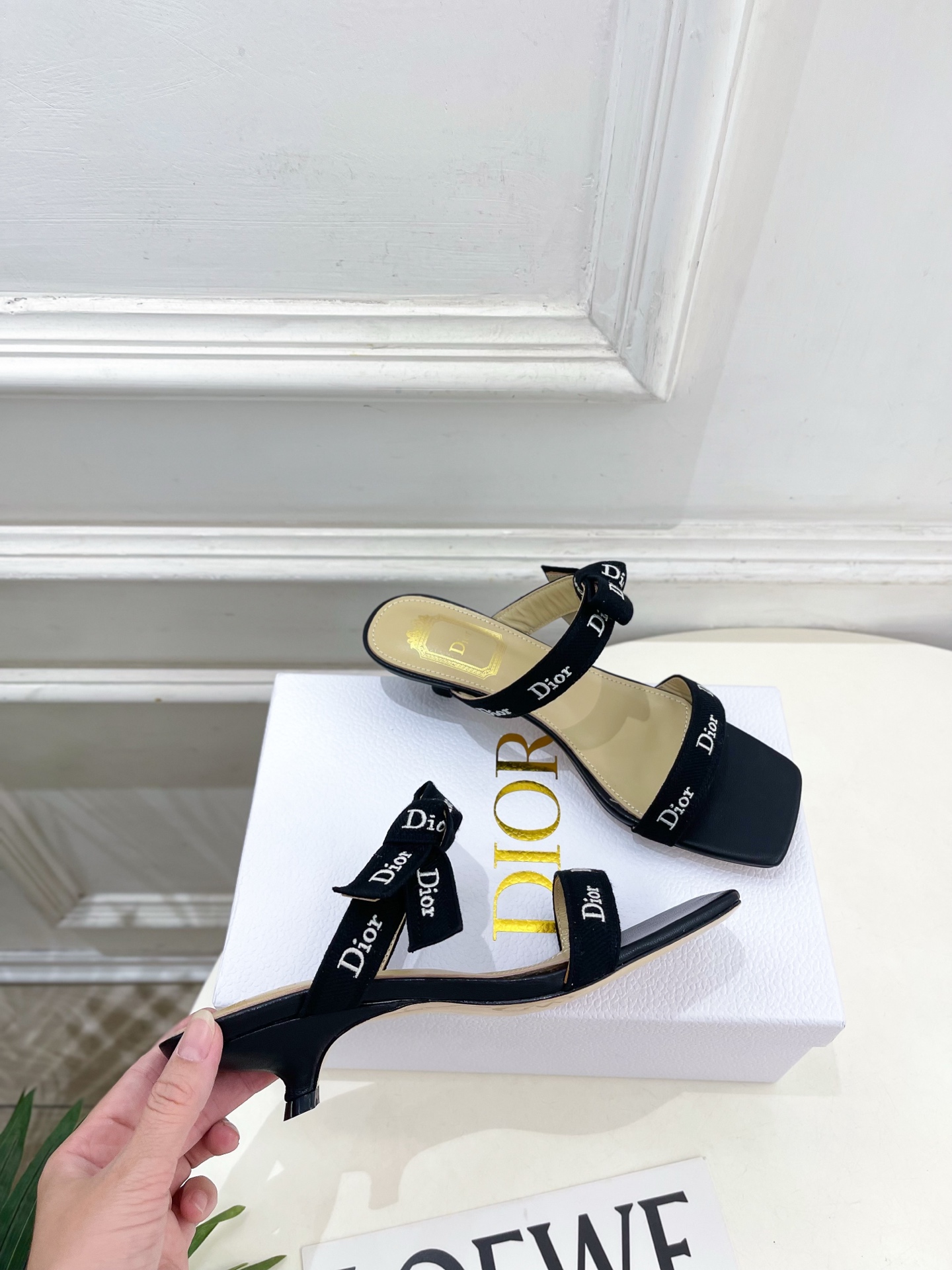 Dior | 迪奥 26𝐬𝐬 🧡💚2026春夏新品 顶级版本⚠️ 专柜主打新款 J'Adior刺绣饰带蝴蝶结一字 Dior | 迪奥 26𝐬𝐬 🧡💚2026春夏新品 顶级版本⚠️ 专柜主打新款 J'Adior刺绣饰带蝴蝶结一字