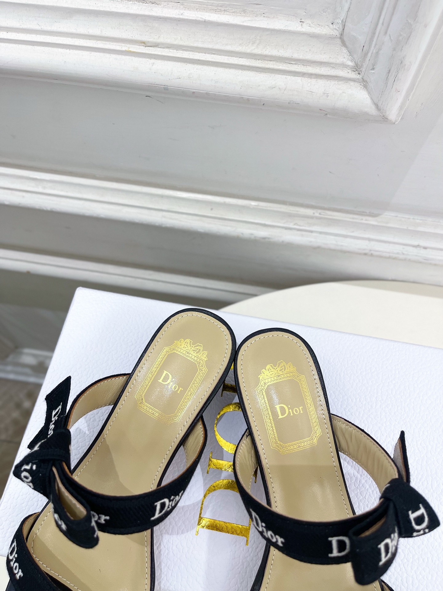 Dior | 迪奥 26𝐬𝐬 🧡💚2026春夏新品 顶级版本⚠️ 专柜主打新款 J'Adior刺绣饰带蝴蝶结一字 Dior | 迪奥 26𝐬𝐬 🧡💚2026春夏新品 顶级版本⚠️ 专柜主打新款 J'Adior刺绣饰带蝴蝶结一字