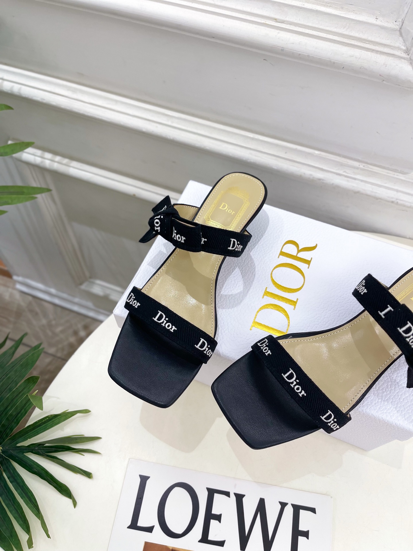 Dior | 迪奥 26𝐬𝐬 🧡💚2026春夏新品 顶级版本⚠️ 专柜主打新款 J'Adior刺绣饰带蝴蝶结一字 Dior | 迪奥 26𝐬𝐬 🧡💚2026春夏新品 顶级版本⚠️ 专柜主打新款 J'Adior刺绣饰带蝴蝶结一字