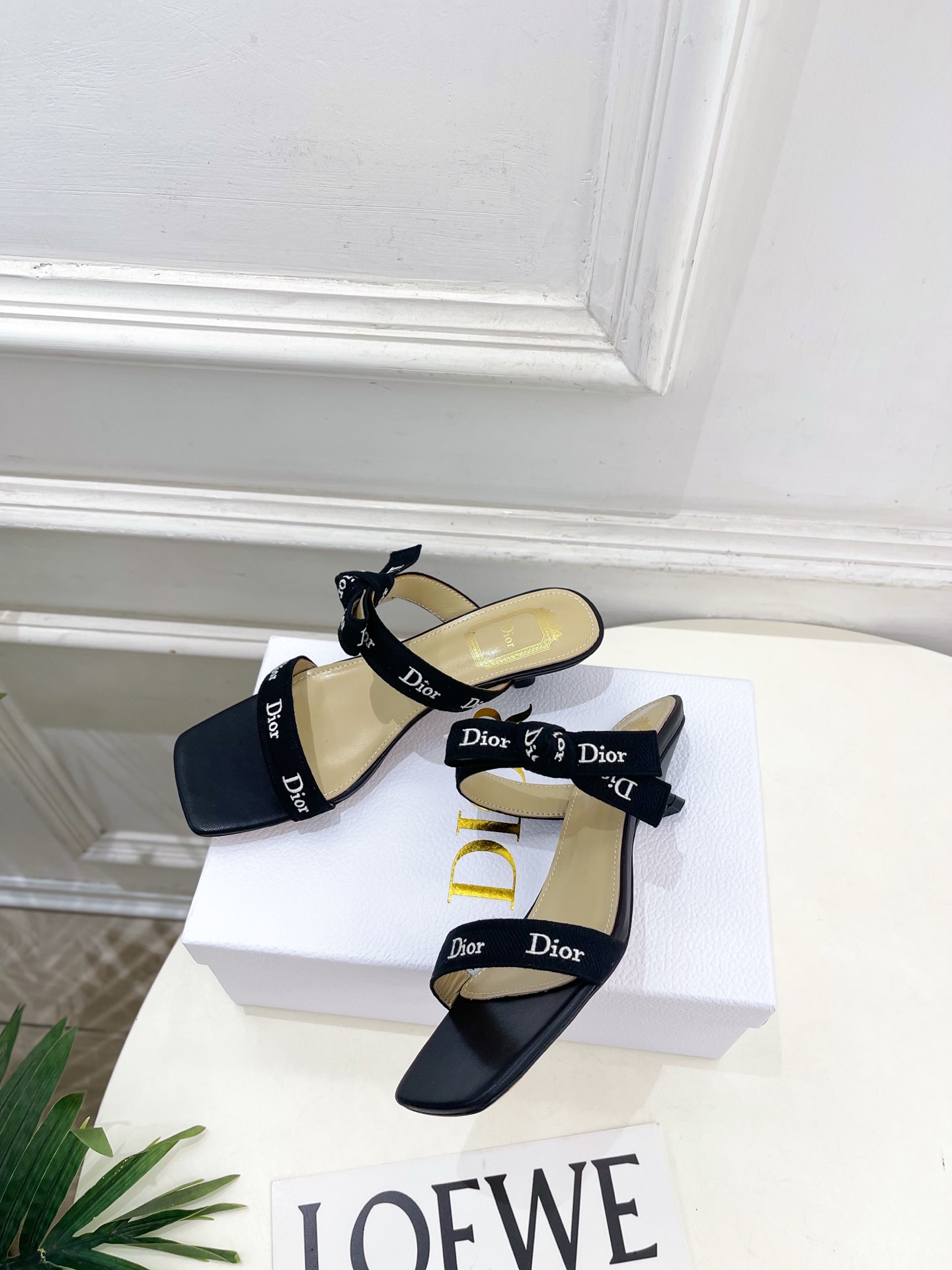 Dior | 迪奥 26𝐬𝐬 🧡💚2026春夏新品 顶级版本⚠️ 专柜主打新款 J'Adior刺绣饰带蝴蝶结一字 Dior | 迪奥 26𝐬𝐬 🧡💚2026春夏新品 顶级版本⚠️ 专柜主打新款 J'Adior刺绣饰带蝴蝶结一字