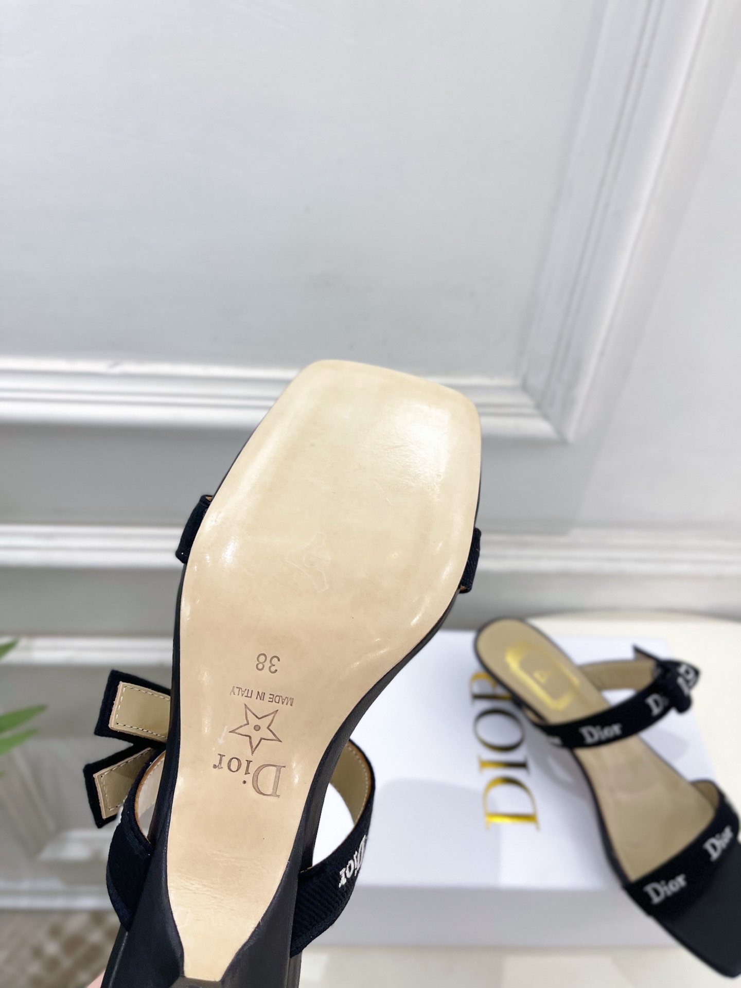 Dior | 迪奥 26𝐬𝐬 🧡💚2026春夏新品 顶级版本⚠️ 专柜主打新款 J'Adior刺绣饰带蝴蝶结一字 Dior | 迪奥 26𝐬𝐬 🧡💚2026春夏新品 顶级版本⚠️ 专柜主打新款 J'Adior刺绣饰带蝴蝶结一字
