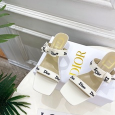 Dior | 迪奥 26𝐬𝐬 🧡💚2026春夏新品 顶级版本⚠️ 专柜主打新款 J'Adior刺绣饰带蝴蝶结一字 Dior | 迪奥 26𝐬𝐬 🧡💚2026春夏新品 顶级版本⚠️ 专柜主打新款 J'Adior刺绣饰带蝴蝶结一字