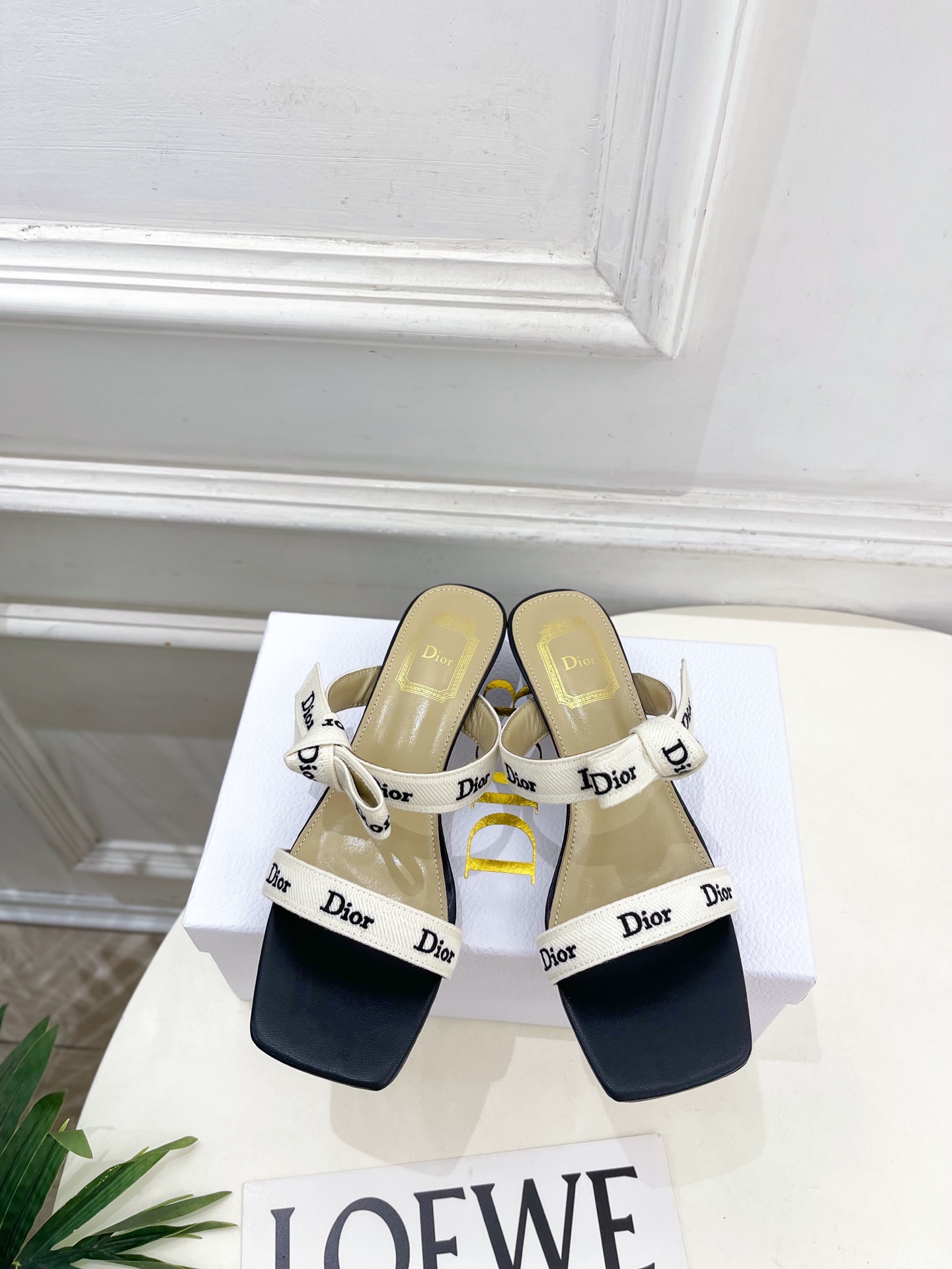 Dior | 迪奥 26𝐬𝐬 🧡💚2026春夏新品 顶级版本⚠️ 专柜主打新款 J'Adior刺绣饰带蝴蝶结一字 Dior | 迪奥 26𝐬𝐬 🧡💚2026春夏新品 顶级版本⚠️ 专柜主打新款 J'Adior刺绣饰带蝴蝶结一字