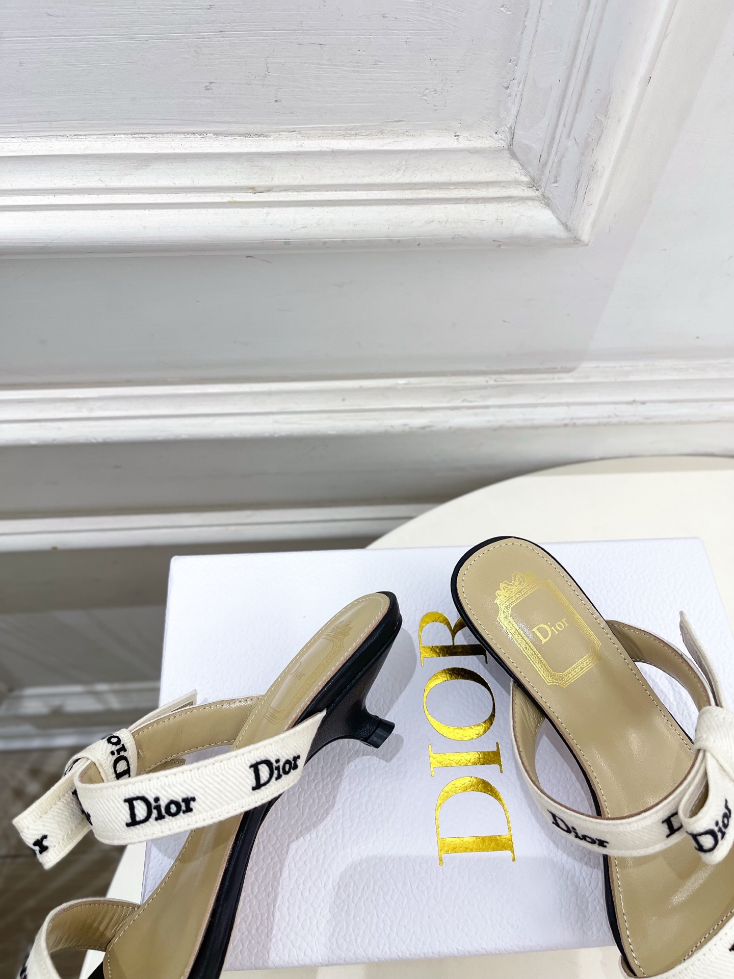 Dior | 迪奥 26𝐬𝐬 🧡💚2026春夏新品 顶级版本⚠️ 专柜主打新款 J'Adior刺绣饰带蝴蝶结一字 Dior | 迪奥 26𝐬𝐬 🧡💚2026春夏新品 顶级版本⚠️ 专柜主打新款 J'Adior刺绣饰带蝴蝶结一字