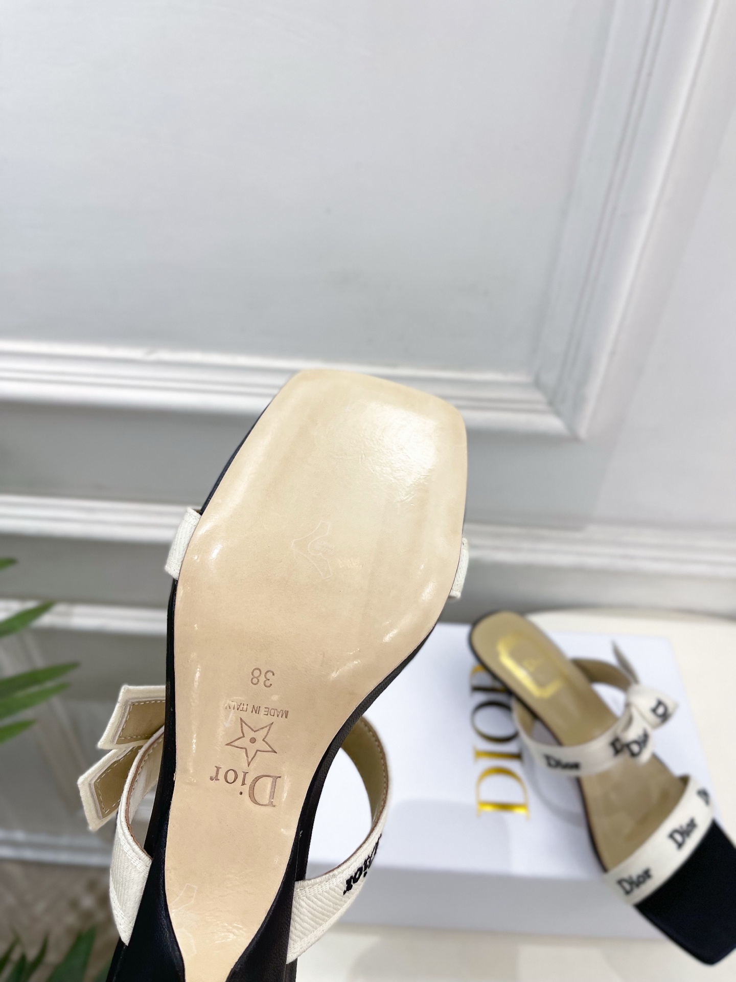 Dior | 迪奥 26𝐬𝐬 🧡💚2026春夏新品 顶级版本⚠️ 专柜主打新款 J'Adior刺绣饰带蝴蝶结一字 Dior | 迪奥 26𝐬𝐬 🧡💚2026春夏新品 顶级版本⚠️ 专柜主打新款 J'Adior刺绣饰带蝴蝶结一字