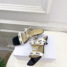 Dior | 迪奥 26𝐬𝐬 🧡💚2026春夏新品 顶级版本⚠️ 专柜主打新款 J'Adior刺绣饰带蝴蝶结一字 Dior | 迪奥 26𝐬𝐬 🧡💚2026春夏新品 顶级版本⚠️ 专柜主打新款 J'Adior刺绣饰带蝴蝶结一字