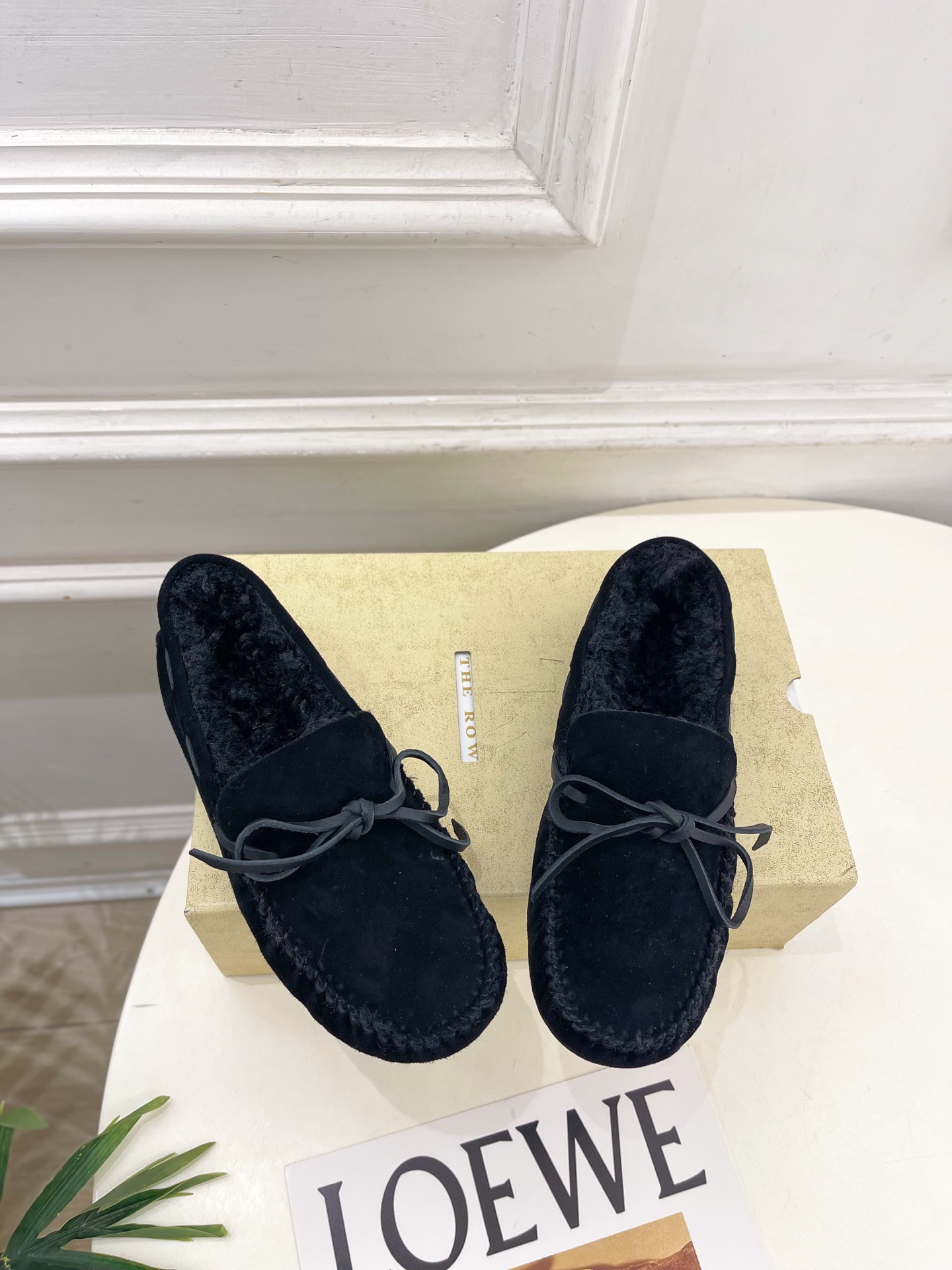 The row 2026春夏新品 复古蝴蝶结褶皱毛毛一脚蹬乐福鞋 ————————— 作为这两年最受欢迎的设计师牌,设计 The row 2026春夏新品 复古蝴蝶结褶皱毛毛一脚蹬乐福鞋 ————————— 作为这两年最受欢迎的设计师牌,设计