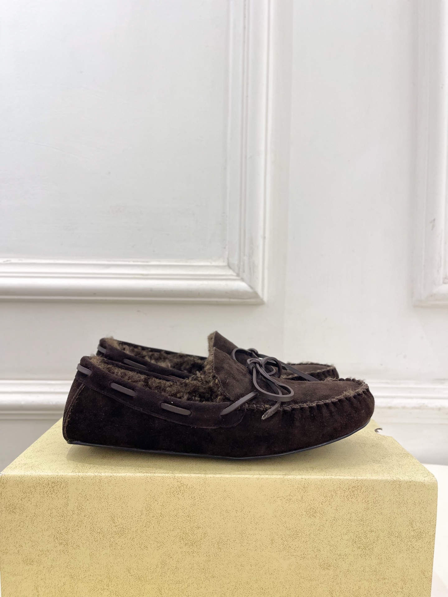 The row 2026春夏新品 复古蝴蝶结褶皱毛毛一脚蹬乐福鞋 ————————— 作为这两年最受欢迎的设计师牌,设计 The row 2026春夏新品 复古蝴蝶结褶皱毛毛一脚蹬乐福鞋 ————————— 作为这两年最受欢迎的设计师牌,设计