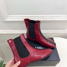 𝐂𝐇𝐀𝐍𝐄𝐋 | 小香 26𝐬𝐬 🦋2026 春夏新品 专柜经典走秀款 小香双C拼色切尔西平底短靴 系列上新〰 𝐂𝐇𝐀𝐍𝐄𝐋 | 小香 26𝐬𝐬 🦋2026 春夏新品 专柜经典走秀款 小香双C拼色切尔西平底短靴 系列上新〰