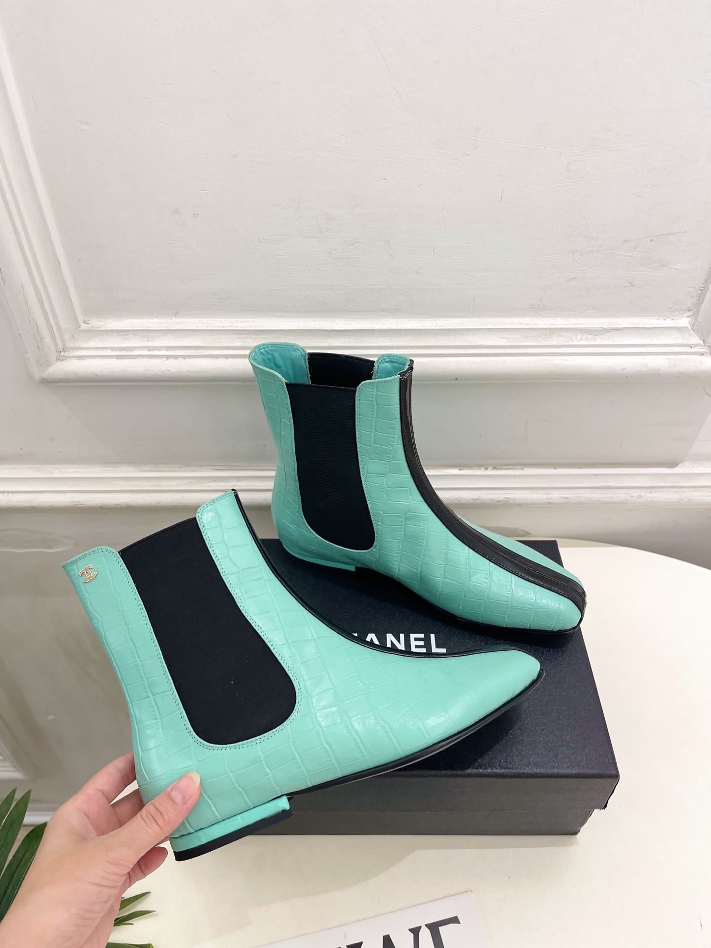 𝐂𝐇𝐀𝐍𝐄𝐋 | 小香 26𝐬𝐬 🦋2026 春夏新品 专柜经典走秀款 小香双C拼色切尔西平底短靴 系列上新〰 𝐂𝐇𝐀𝐍𝐄𝐋 | 小香 26𝐬𝐬 🦋2026 春夏新品 专柜经典走秀款 小香双C拼色切尔西平底短靴 系列上新〰