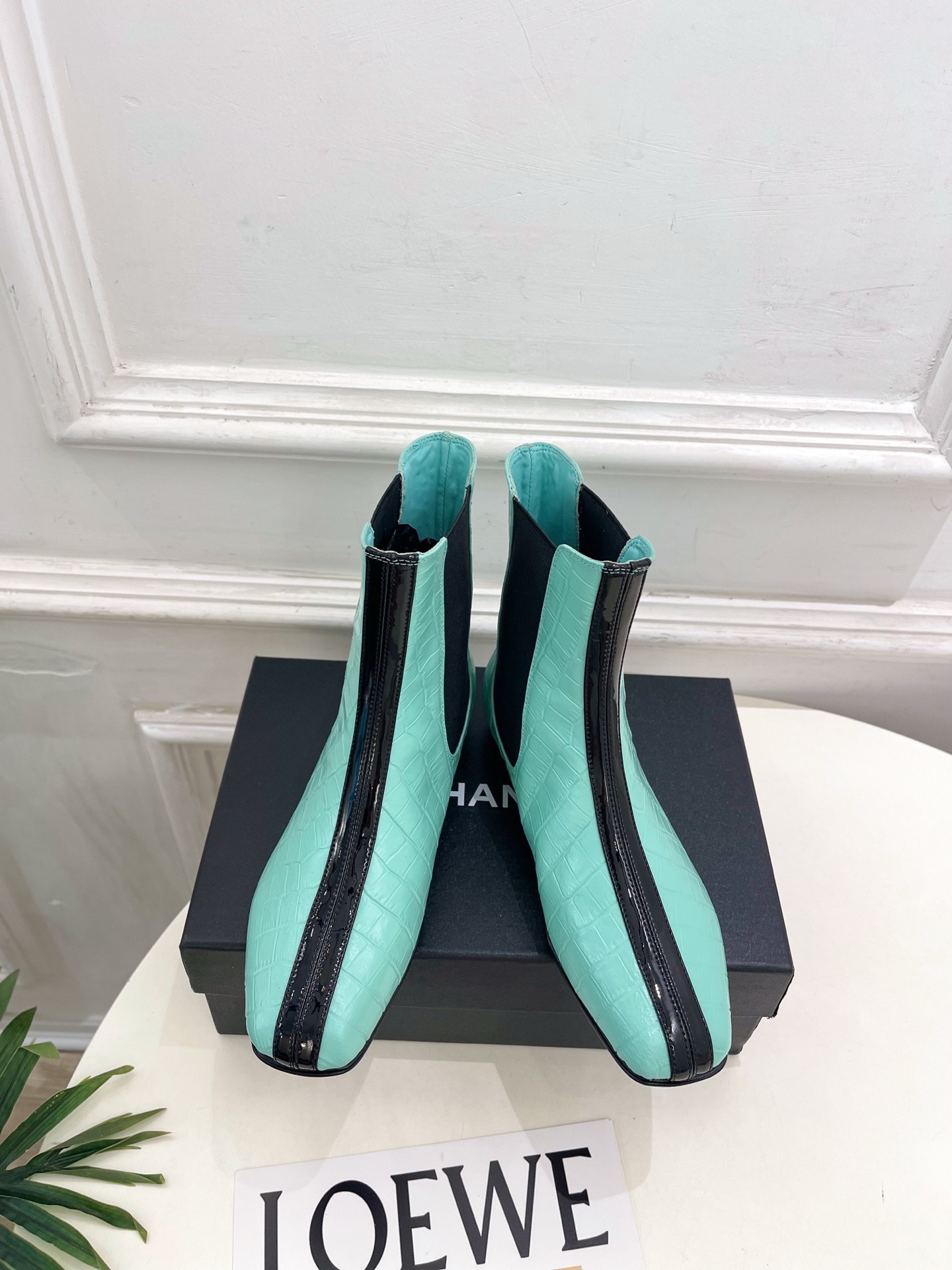 𝐂𝐇𝐀𝐍𝐄𝐋 | 小香 26𝐬𝐬 🦋2026 春夏新品 专柜经典走秀款 小香双C拼色切尔西平底短靴 系列上新〰 𝐂𝐇𝐀𝐍𝐄𝐋 | 小香 26𝐬𝐬 🦋2026 春夏新品 专柜经典走秀款 小香双C拼色切尔西平底短靴 系列上新〰
