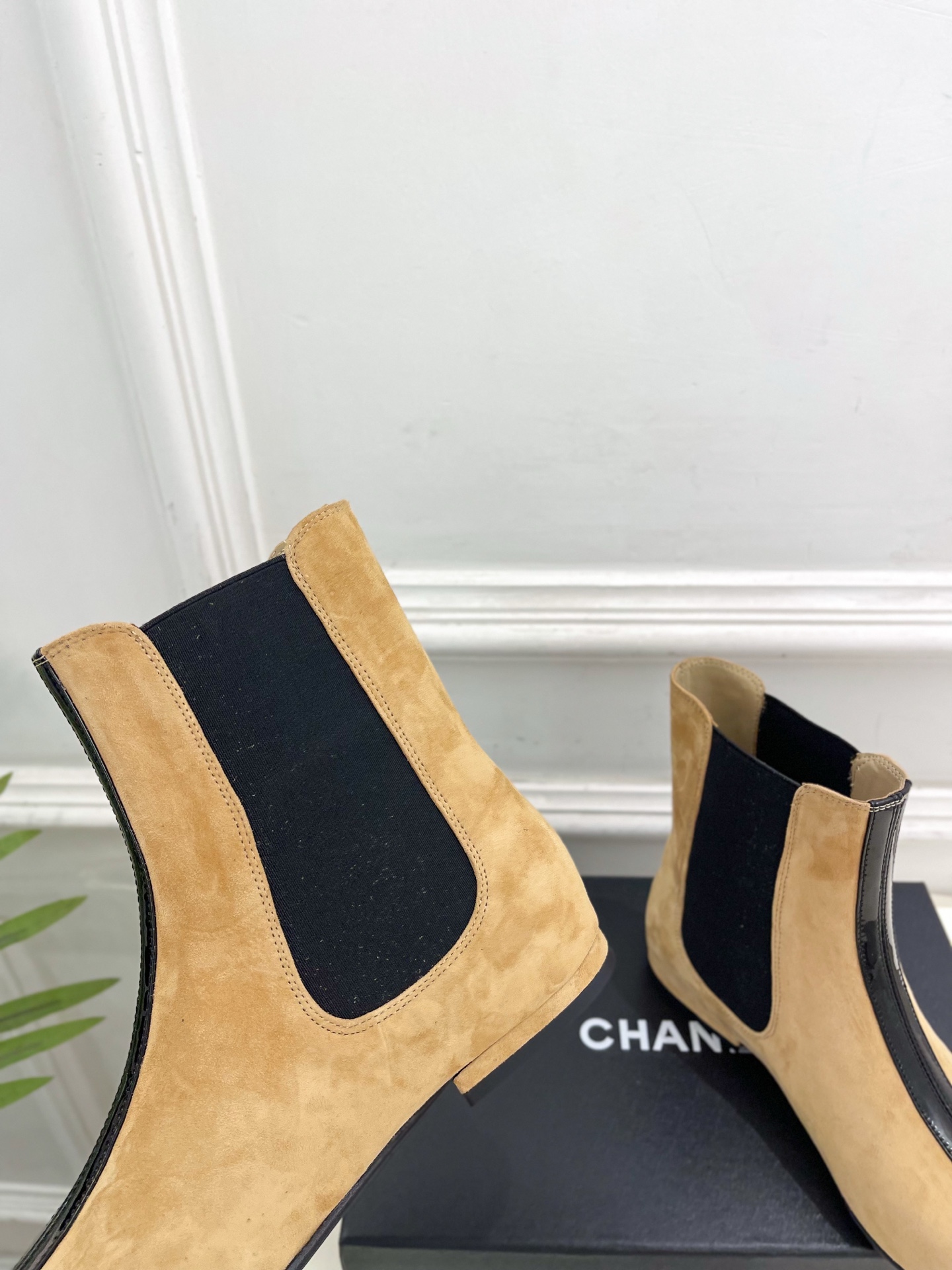 𝐂𝐇𝐀𝐍𝐄𝐋 | 小香 26𝐬𝐬 🦋2026 春夏新品 专柜经典走秀款 小香双C拼色切尔西平底短靴 系列上新〰 𝐂𝐇𝐀𝐍𝐄𝐋 | 小香 26𝐬𝐬 🦋2026 春夏新品 专柜经典走秀款 小香双C拼色切尔西平底短靴 系列上新〰