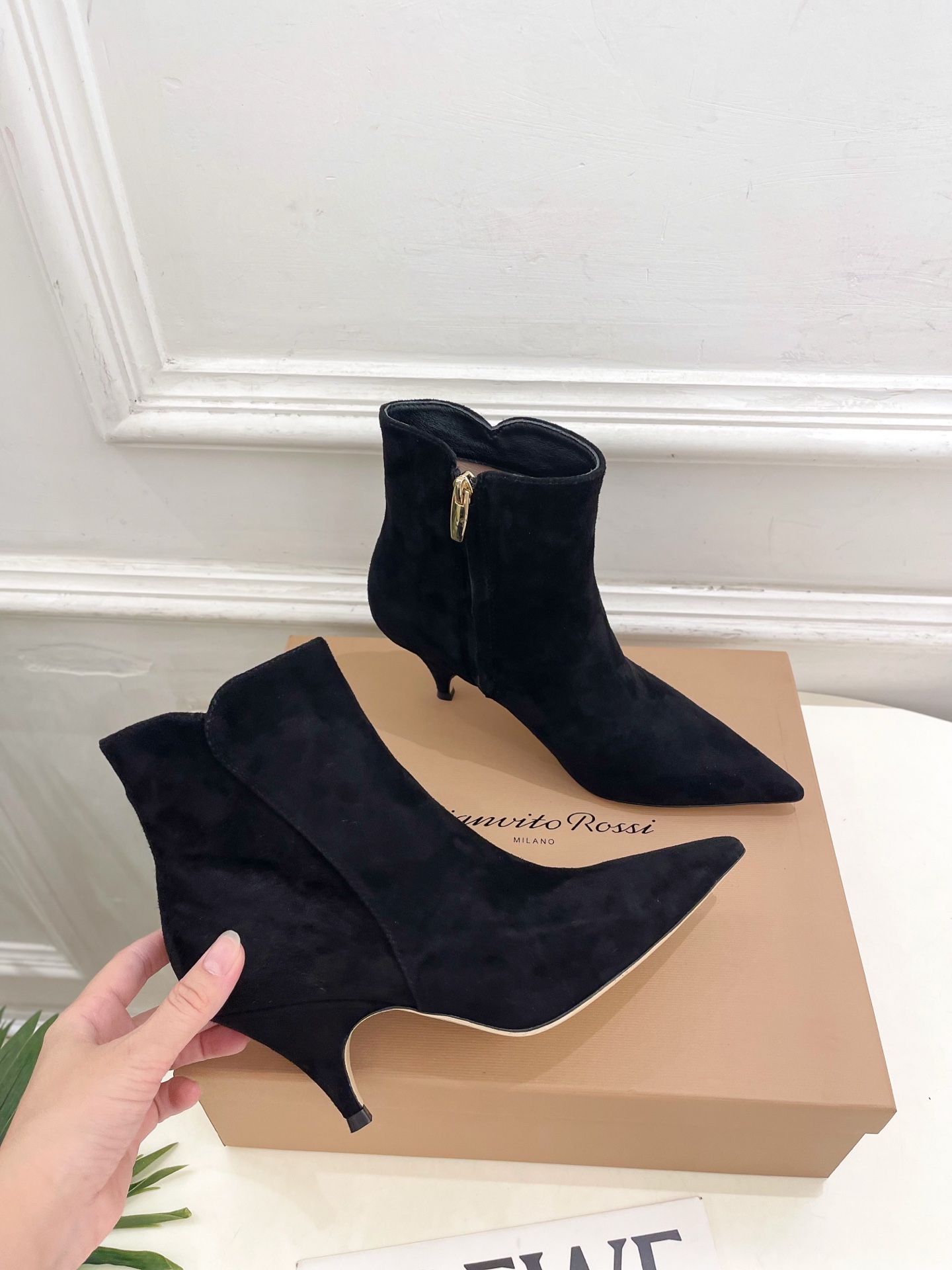 Gianvito Rossi|吉安维托·罗西 26𝐬𝐬 2026秋冬新品 GR复古尖头侧拉链高跟短靴 火爆上新! 这鞋 Gianvito Rossi|吉安维托·罗西 26𝐬𝐬 2026秋冬新品 GR复古尖头侧拉链高跟短靴 火爆上新! 这鞋