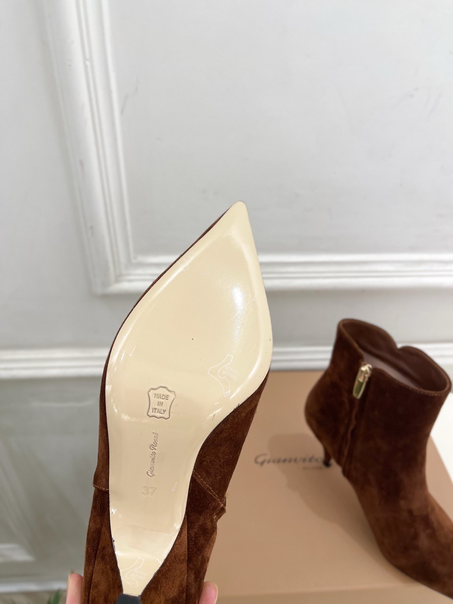 Gianvito Rossi|吉安维托·罗西 26𝐬𝐬 2026秋冬新品 GR复古尖头侧拉链高跟短靴 火爆上新! 这鞋 Gianvito Rossi|吉安维托·罗西 26𝐬𝐬 2026秋冬新品 GR复古尖头侧拉链高跟短靴 火爆上新! 这鞋