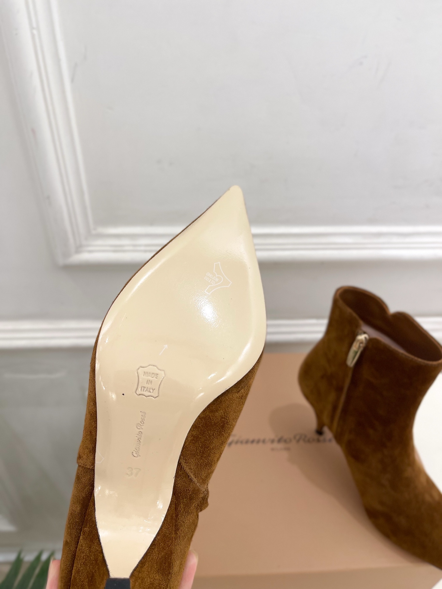 Gianvito Rossi|吉安维托·罗西 26𝐬𝐬 2026秋冬新品 GR复古尖头侧拉链高跟短靴 火爆上新! 这鞋 Gianvito Rossi|吉安维托·罗西 26𝐬𝐬 2026秋冬新品 GR复古尖头侧拉链高跟短靴 火爆上新! 这鞋