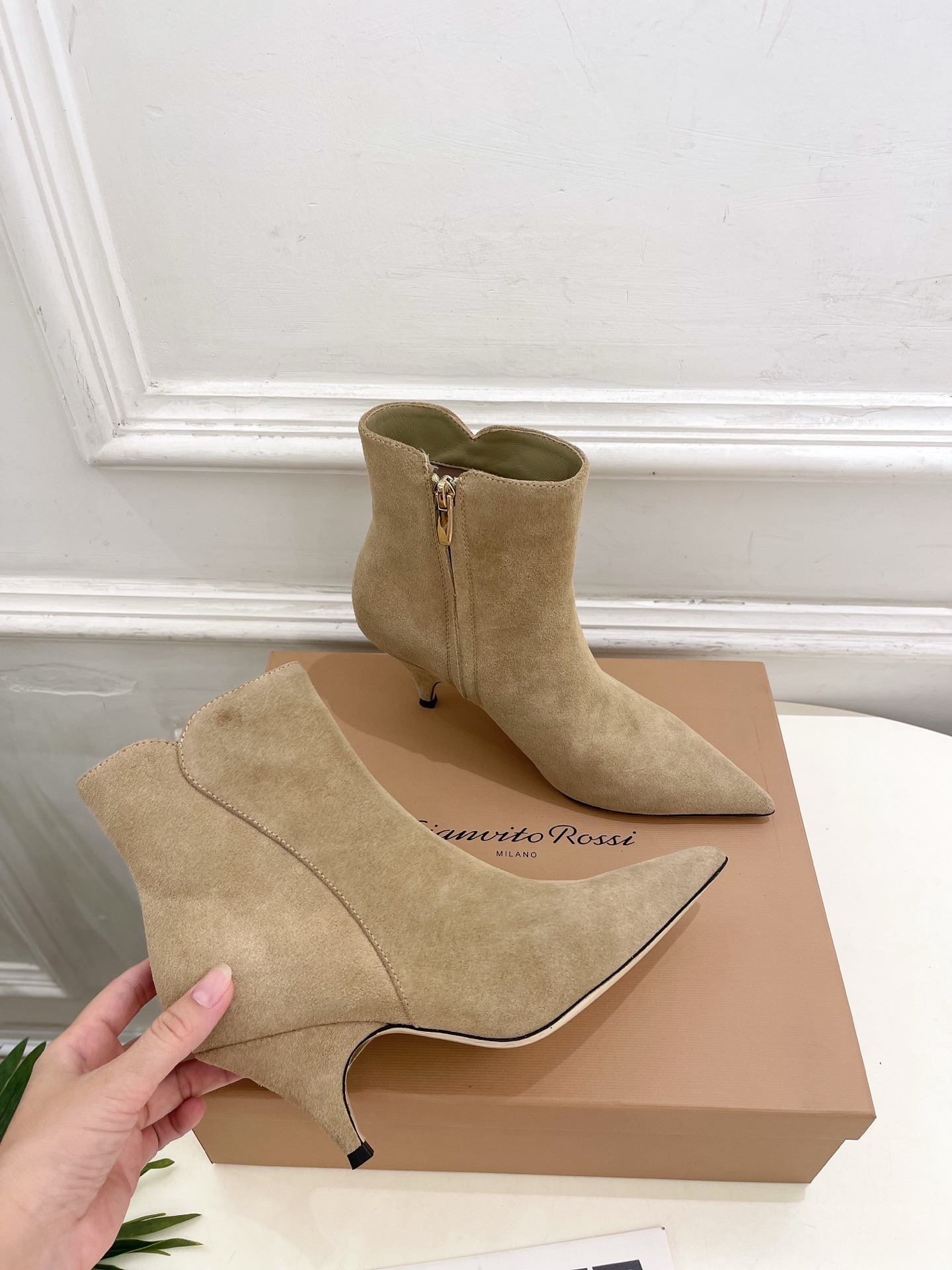 Gianvito Rossi|吉安维托·罗西 26𝐬𝐬 2026秋冬新品 GR复古尖头侧拉链高跟短靴 火爆上新! 这鞋 Gianvito Rossi|吉安维托·罗西 26𝐬𝐬 2026秋冬新品 GR复古尖头侧拉链高跟短靴 火爆上新! 这鞋