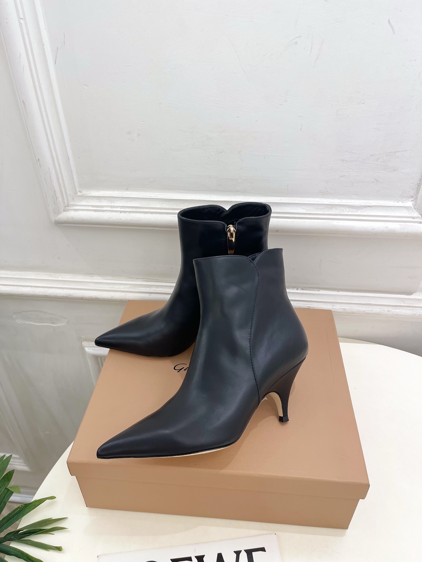 Gianvito Rossi|吉安维托·罗西 26𝐬𝐬 2026秋冬新品 GR复古尖头侧拉链高跟短靴 火爆上新! 这鞋 Gianvito Rossi|吉安维托·罗西 26𝐬𝐬 2026秋冬新品 GR复古尖头侧拉链高跟短靴 火爆上新! 这鞋