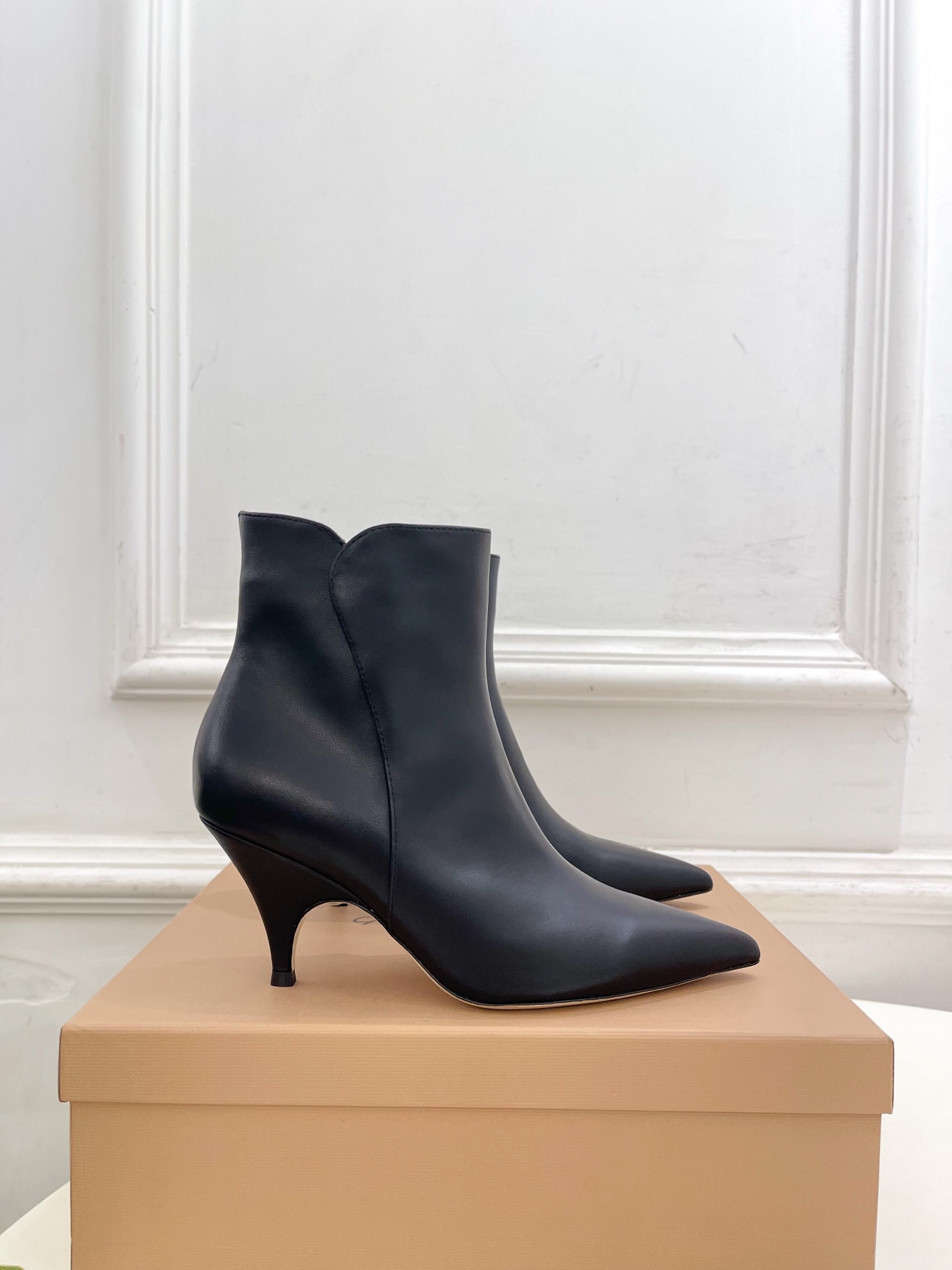 Gianvito Rossi|吉安维托·罗西 26𝐬𝐬 2026秋冬新品 GR复古尖头侧拉链高跟短靴 火爆上新! 这鞋 Gianvito Rossi|吉安维托·罗西 26𝐬𝐬 2026秋冬新品 GR复古尖头侧拉链高跟短靴 火爆上新! 这鞋
