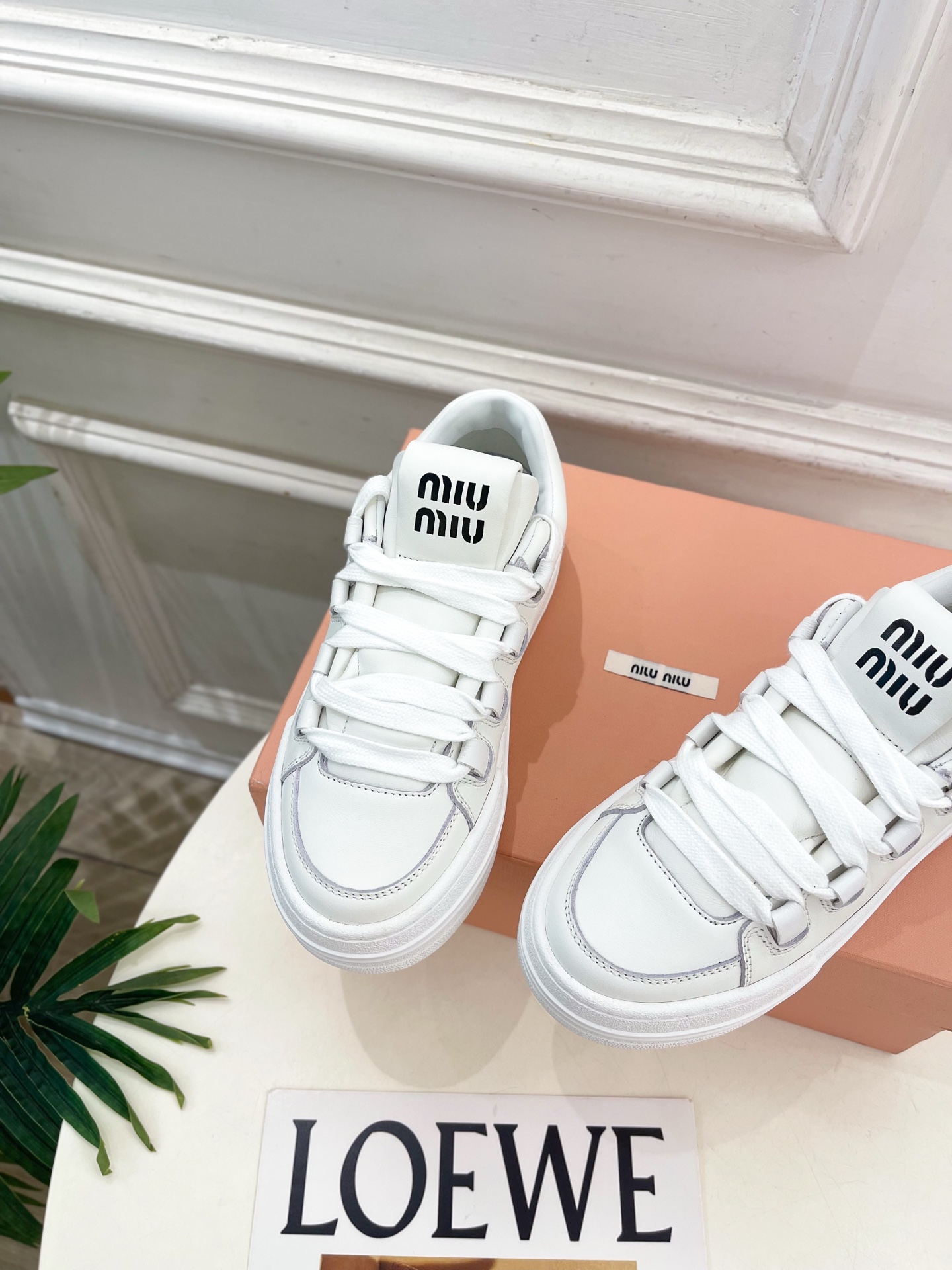 Miu Miu | 缪缪 26𝐬𝐬 🖤2026秋冬新品 专柜主打最新走秀款 复古绑带厚底休闲小白鞋 火爆上新! 🍒 Miu Miu | 缪缪 26𝐬𝐬 🖤2026秋冬新品 专柜主打最新走秀款 复古绑带厚底休闲小白鞋 火爆上新! 🍒