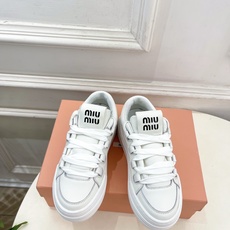 Miu Miu | 缪缪 26𝐬𝐬 🖤2026秋冬新品 专柜主打最新走秀款 复古绑带厚底休闲小白鞋 火爆上新! 🍒 Miu Miu | 缪缪 26𝐬𝐬 🖤2026秋冬新品 专柜主打最新走秀款 复古绑带厚底休闲小白鞋 火爆上新! 🍒