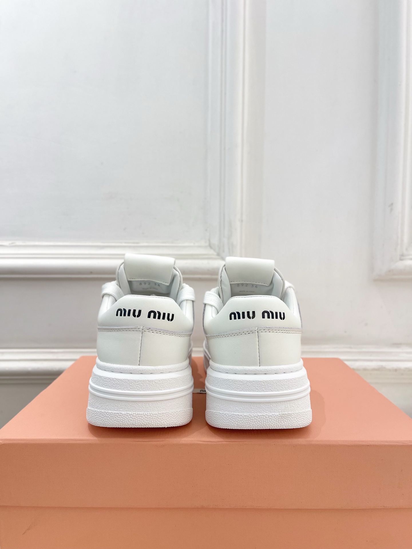 Miu Miu | 缪缪 26𝐬𝐬 🖤2026秋冬新品 专柜主打最新走秀款 复古绑带厚底休闲小白鞋 火爆上新! 🍒 Miu Miu | 缪缪 26𝐬𝐬 🖤2026秋冬新品 专柜主打最新走秀款 复古绑带厚底休闲小白鞋 火爆上新! 🍒