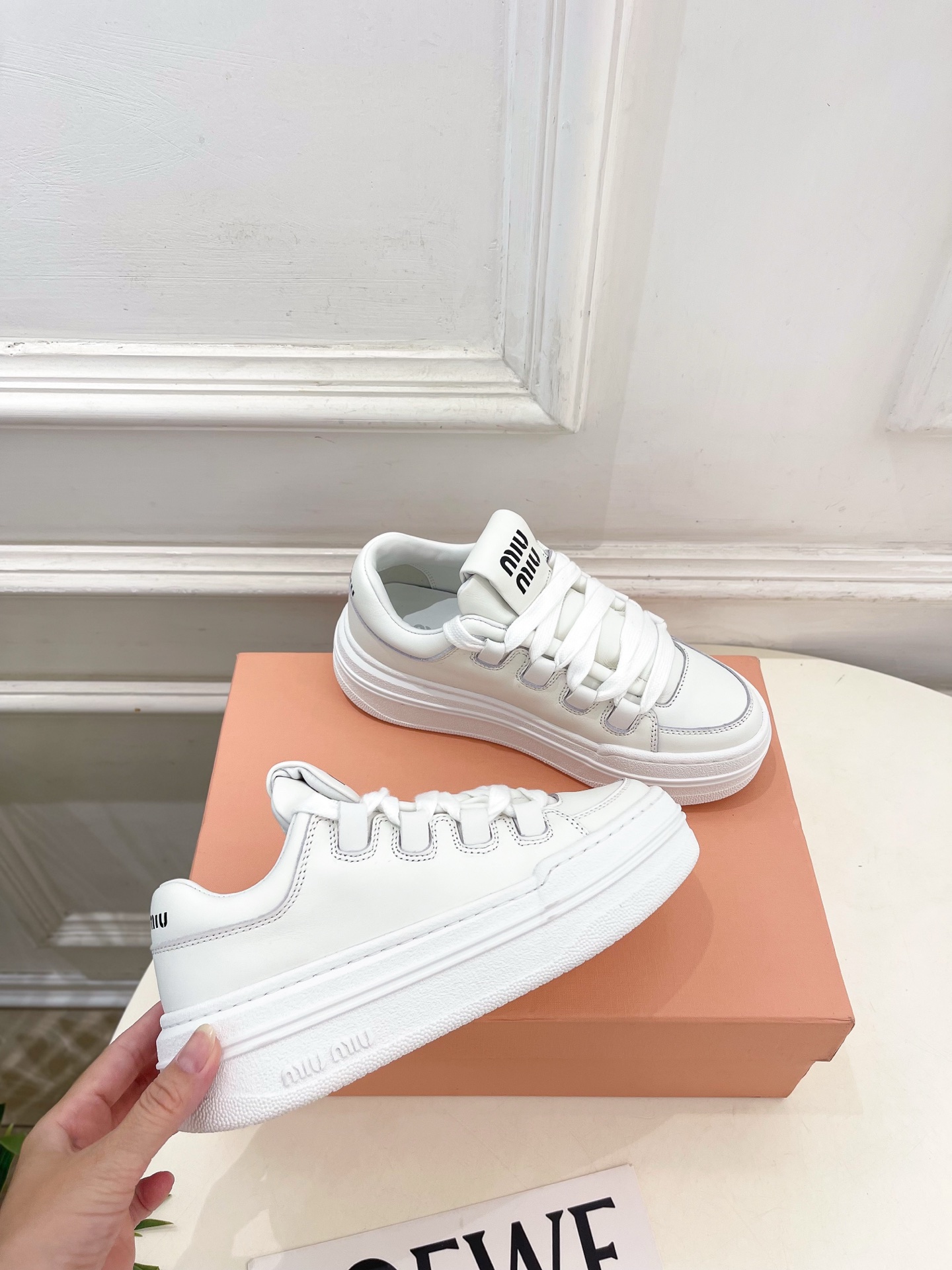Miu Miu | 缪缪 26𝐬𝐬 🖤2026秋冬新品 专柜主打最新走秀款 复古绑带厚底休闲小白鞋 火爆上新! 🍒 Miu Miu | 缪缪 26𝐬𝐬 🖤2026秋冬新品 专柜主打最新走秀款 复古绑带厚底休闲小白鞋 火爆上新! 🍒