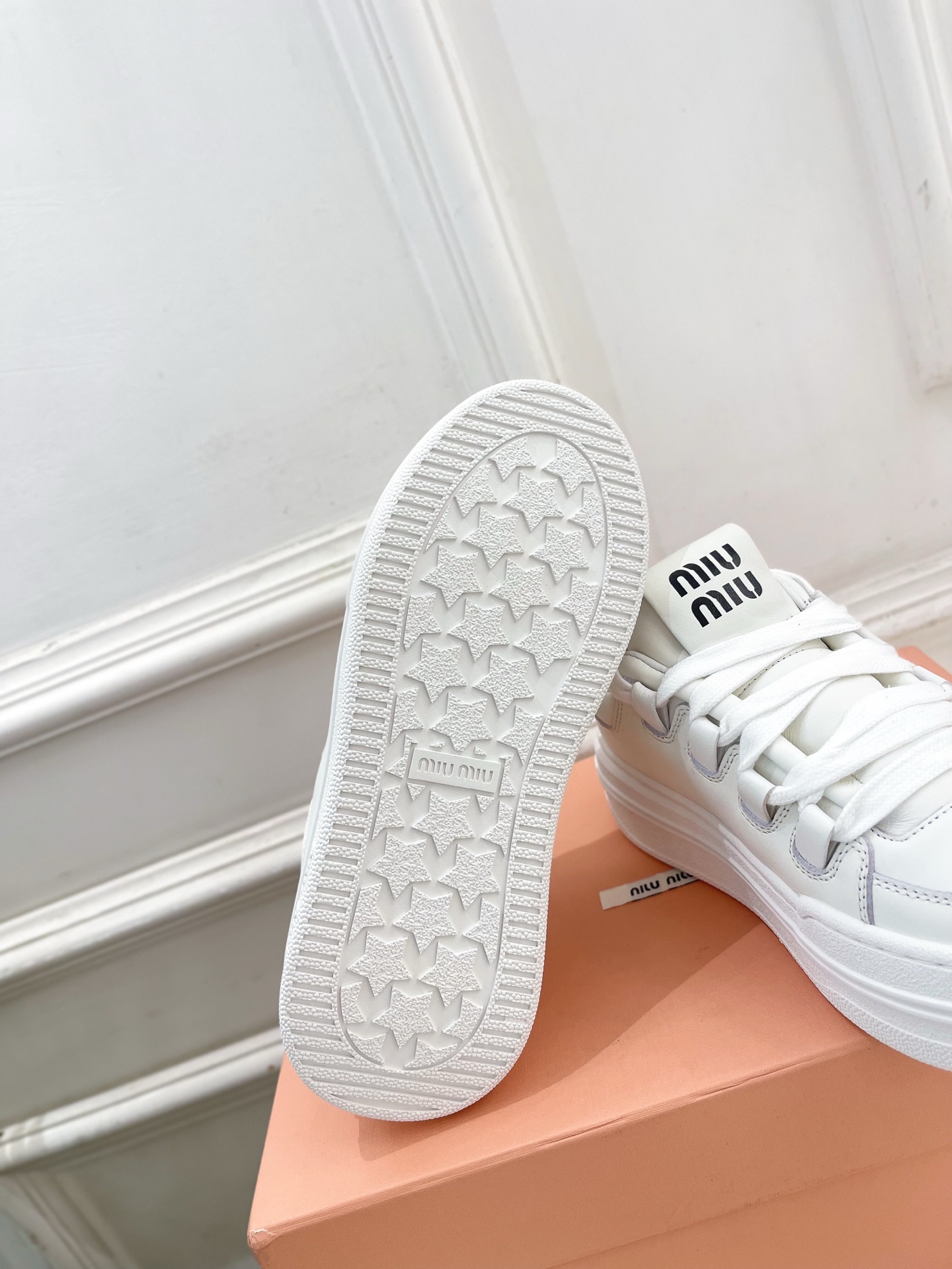 Miu Miu | 缪缪 26𝐬𝐬 🖤2026秋冬新品 专柜主打最新走秀款 复古绑带厚底休闲小白鞋 火爆上新! 🍒 Miu Miu | 缪缪 26𝐬𝐬 🖤2026秋冬新品 专柜主打最新走秀款 复古绑带厚底休闲小白鞋 火爆上新! 🍒