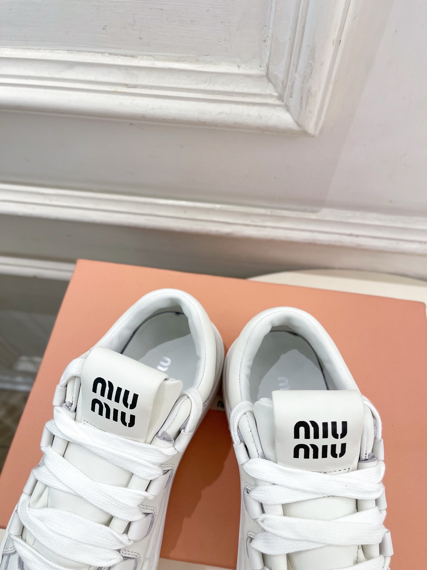 Miu Miu | 缪缪 26𝐬𝐬 🖤2026秋冬新品 专柜主打最新走秀款 复古绑带厚底休闲小白鞋 火爆上新! 🍒 Miu Miu | 缪缪 26𝐬𝐬 🖤2026秋冬新品 专柜主打最新走秀款 复古绑带厚底休闲小白鞋 火爆上新! 🍒