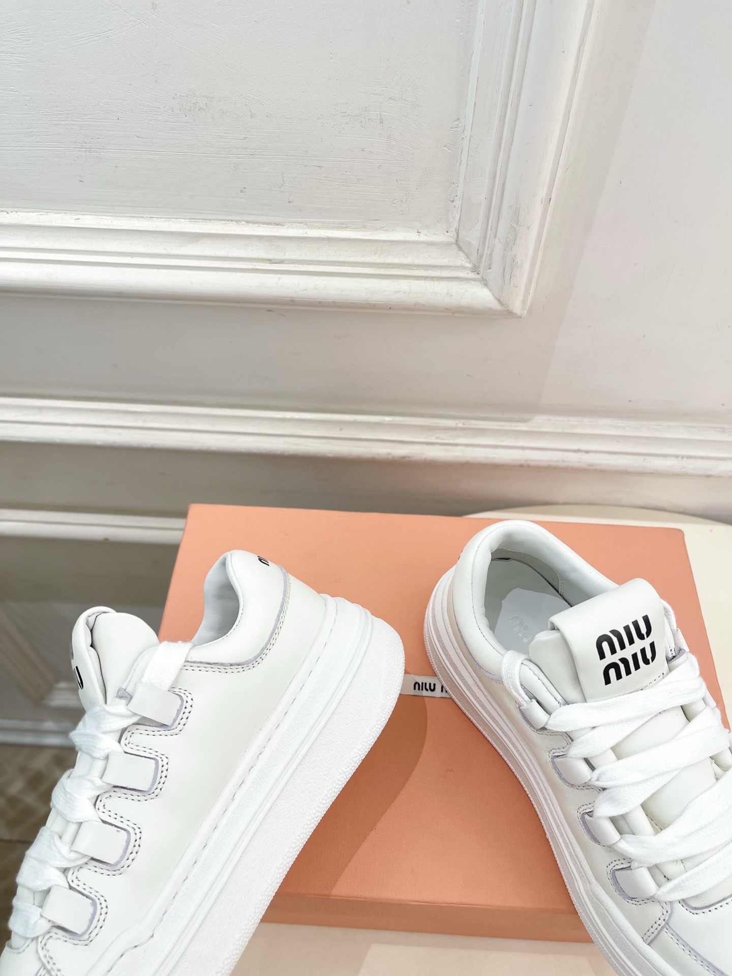 Miu Miu | 缪缪 26𝐬𝐬 🖤2026秋冬新品 专柜主打最新走秀款 复古绑带厚底休闲小白鞋 火爆上新! 🍒 Miu Miu | 缪缪 26𝐬𝐬 🖤2026秋冬新品 专柜主打最新走秀款 复古绑带厚底休闲小白鞋 火爆上新! 🍒