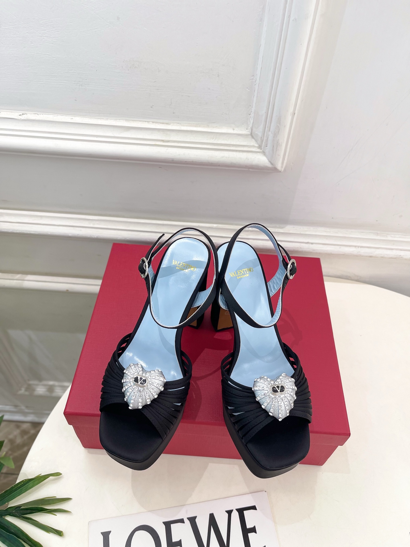 Valentino 华伦天奴 26𝐬𝐬 2026ss春夏新品 VT爱心钻扣细带高跟防水台凉鞋 上新☑️ ———————— Valentino 华伦天奴 26𝐬𝐬 2026ss春夏新品 VT爱心钻扣细带高跟防水台凉鞋 上新☑️ ————————