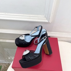 Valentino 华伦天奴 26𝐬𝐬 2026ss春夏新品 VT爱心钻扣细带高跟防水台凉鞋 上新☑️ ———————— Valentino 华伦天奴 26𝐬𝐬 2026ss春夏新品 VT爱心钻扣细带高跟防水台凉鞋 上新☑️ ————————
