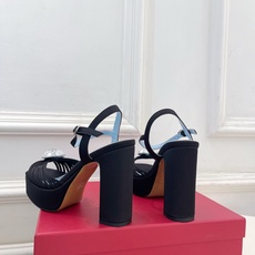Valentino 华伦天奴 26𝐬𝐬 2026ss春夏新品 VT爱心钻扣细带高跟防水台凉鞋 上新☑️ ———————— Valentino 华伦天奴 26𝐬𝐬 2026ss春夏新品 VT爱心钻扣细带高跟防水台凉鞋 上新☑️ ————————