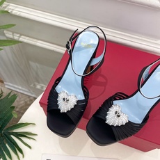 Valentino 华伦天奴 26𝐬𝐬 2026ss春夏新品 VT爱心钻扣细带高跟防水台凉鞋 上新☑️ ———————— Valentino 华伦天奴 26𝐬𝐬 2026ss春夏新品 VT爱心钻扣细带高跟防水台凉鞋 上新☑️ ————————