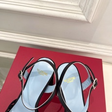 Valentino 华伦天奴 26𝐬𝐬 2026ss春夏新品 VT爱心钻扣细带高跟防水台凉鞋 上新☑️ ———————— Valentino 华伦天奴 26𝐬𝐬 2026ss春夏新品 VT爱心钻扣细带高跟防水台凉鞋 上新☑️ ————————