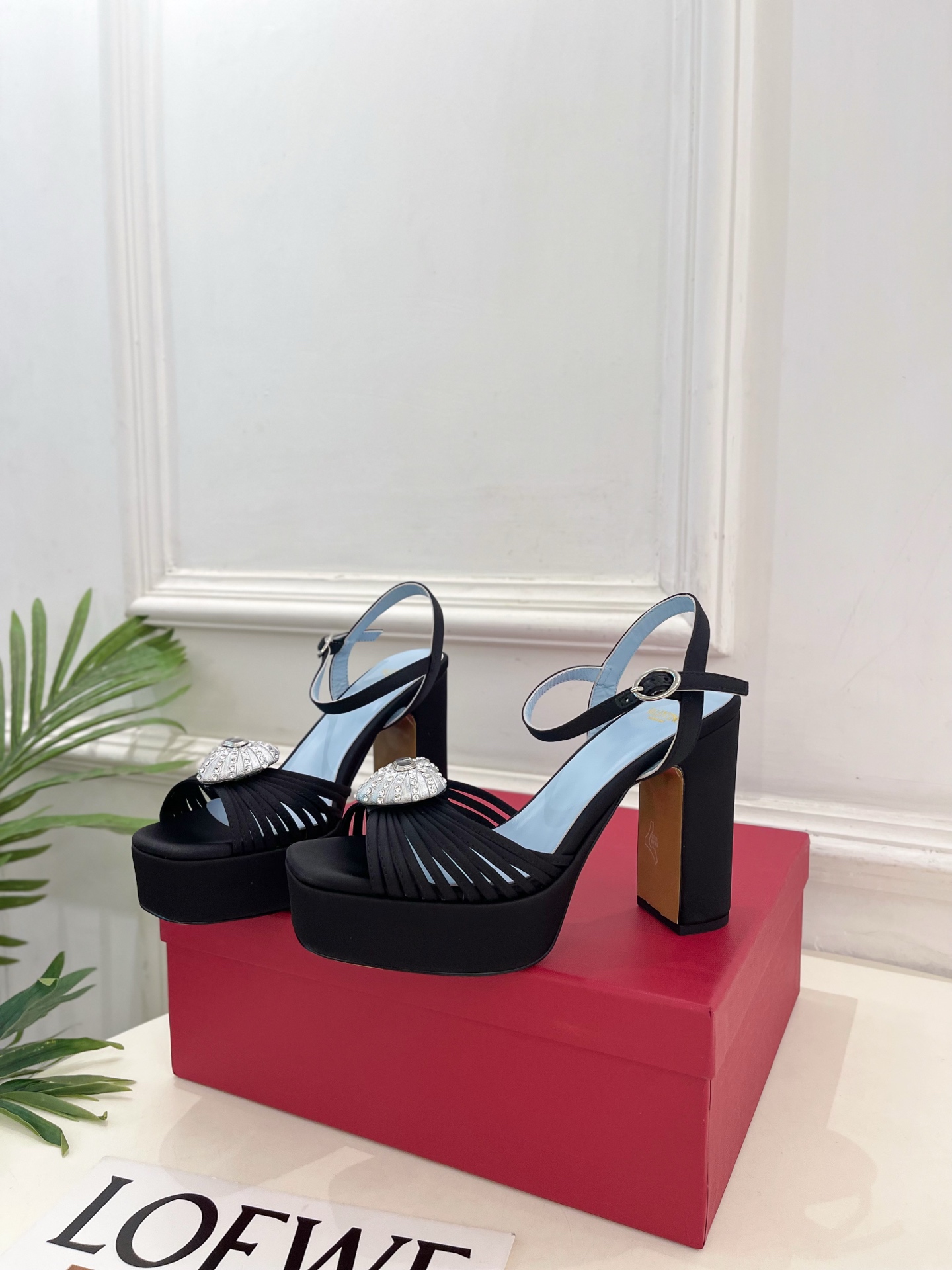 Valentino 华伦天奴 26𝐬𝐬 2026ss春夏新品 VT爱心钻扣细带高跟防水台凉鞋 上新☑️ ———————— Valentino 华伦天奴 26𝐬𝐬 2026ss春夏新品 VT爱心钻扣细带高跟防水台凉鞋 上新☑️ ————————