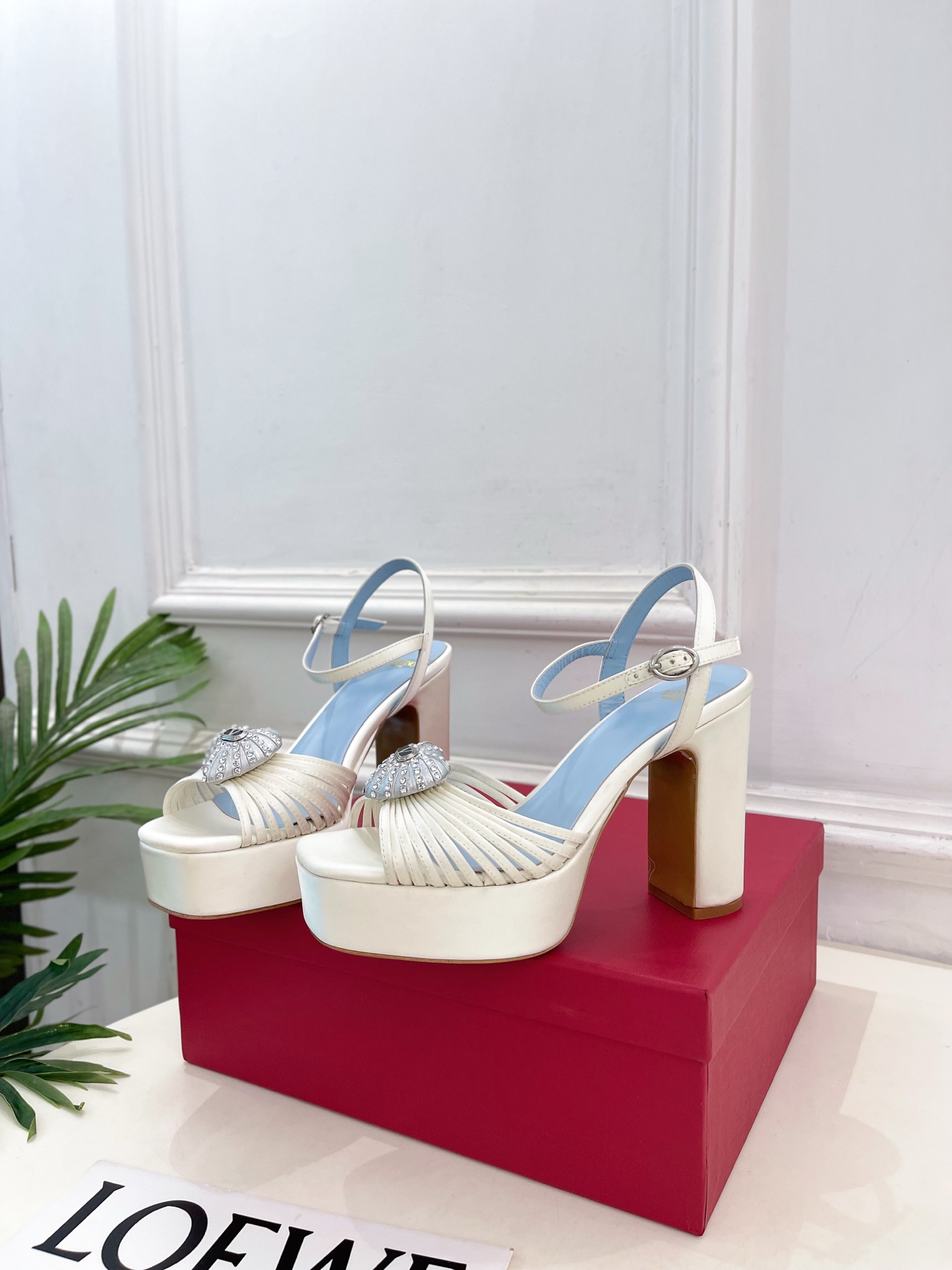Valentino 华伦天奴 26𝐬𝐬 2026ss春夏新品 VT爱心钻扣细带高跟防水台凉鞋 上新☑️ ———————— Valentino 华伦天奴 26𝐬𝐬 2026ss春夏新品 VT爱心钻扣细带高跟防水台凉鞋 上新☑️ ————————
