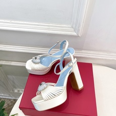 Valentino 华伦天奴 26𝐬𝐬 2026ss春夏新品 VT爱心钻扣细带高跟防水台凉鞋 上新☑️ ———————— Valentino 华伦天奴 26𝐬𝐬 2026ss春夏新品 VT爱心钻扣细带高跟防水台凉鞋 上新☑️ ————————