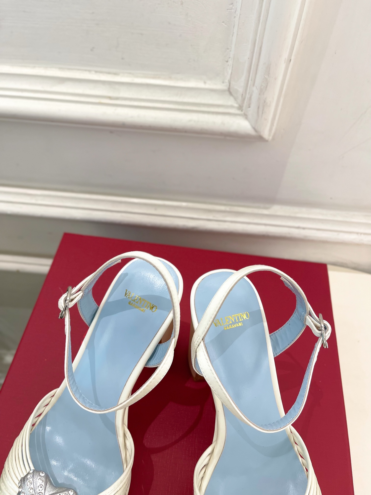 Valentino 华伦天奴 26𝐬𝐬 2026ss春夏新品 VT爱心钻扣细带高跟防水台凉鞋 上新☑️ ———————— Valentino 华伦天奴 26𝐬𝐬 2026ss春夏新品 VT爱心钻扣细带高跟防水台凉鞋 上新☑️ ————————