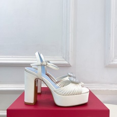 Valentino 华伦天奴 26𝐬𝐬 2026ss春夏新品 VT爱心钻扣细带高跟防水台凉鞋 上新☑️ ———————— Valentino 华伦天奴 26𝐬𝐬 2026ss春夏新品 VT爱心钻扣细带高跟防水台凉鞋 上新☑️ ————————