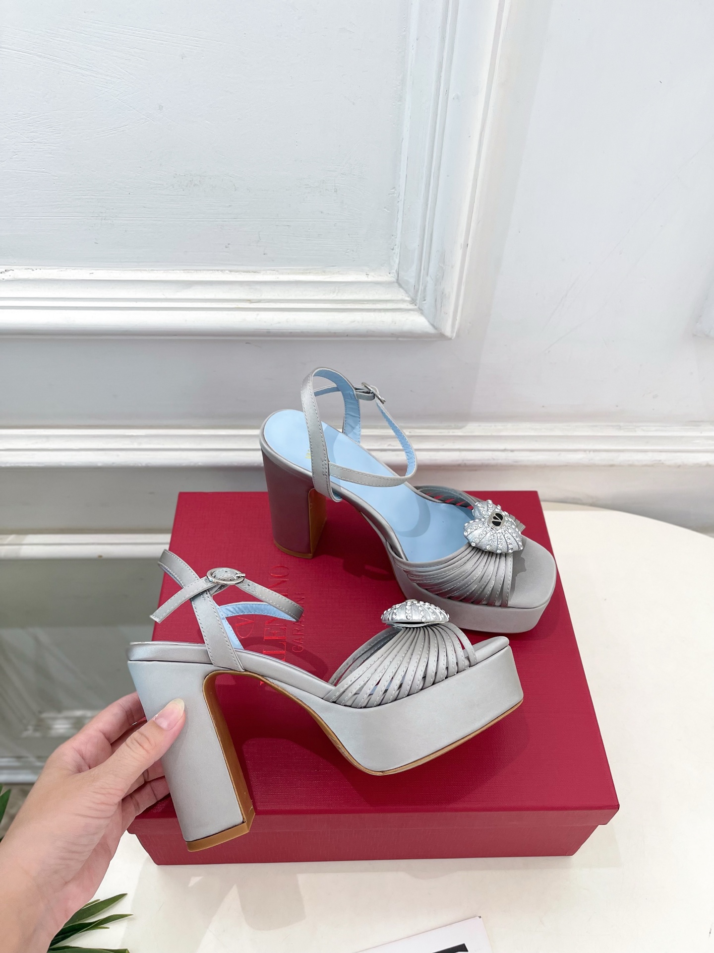 Valentino 华伦天奴 26𝐬𝐬 2026ss春夏新品 VT爱心钻扣细带高跟防水台凉鞋 上新☑️ ———————— Valentino 华伦天奴 26𝐬𝐬 2026ss春夏新品 VT爱心钻扣细带高跟防水台凉鞋 上新☑️ ————————