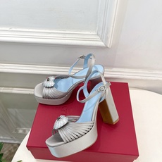Valentino 华伦天奴 26𝐬𝐬 2026ss春夏新品 VT爱心钻扣细带高跟防水台凉鞋 上新☑️ ———————— Valentino 华伦天奴 26𝐬𝐬 2026ss春夏新品 VT爱心钻扣细带高跟防水台凉鞋 上新☑️ ————————
