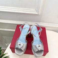 Valentino 华伦天奴 26𝐬𝐬 2026ss春夏新品 VT爱心钻扣细带高跟防水台凉鞋 上新☑️ ———————— Valentino 华伦天奴 26𝐬𝐬 2026ss春夏新品 VT爱心钻扣细带高跟防水台凉鞋 上新☑️ ————————