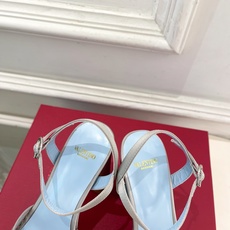 Valentino 华伦天奴 26𝐬𝐬 2026ss春夏新品 VT爱心钻扣细带高跟防水台凉鞋 上新☑️ ———————— Valentino 华伦天奴 26𝐬𝐬 2026ss春夏新品 VT爱心钻扣细带高跟防水台凉鞋 上新☑️ ————————