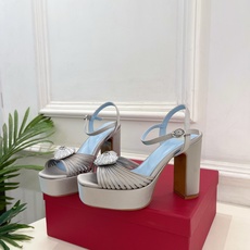Valentino 华伦天奴 26𝐬𝐬 2026ss春夏新品 VT爱心钻扣细带高跟防水台凉鞋 上新☑️ ———————— Valentino 华伦天奴 26𝐬𝐬 2026ss春夏新品 VT爱心钻扣细带高跟防水台凉鞋 上新☑️ ————————