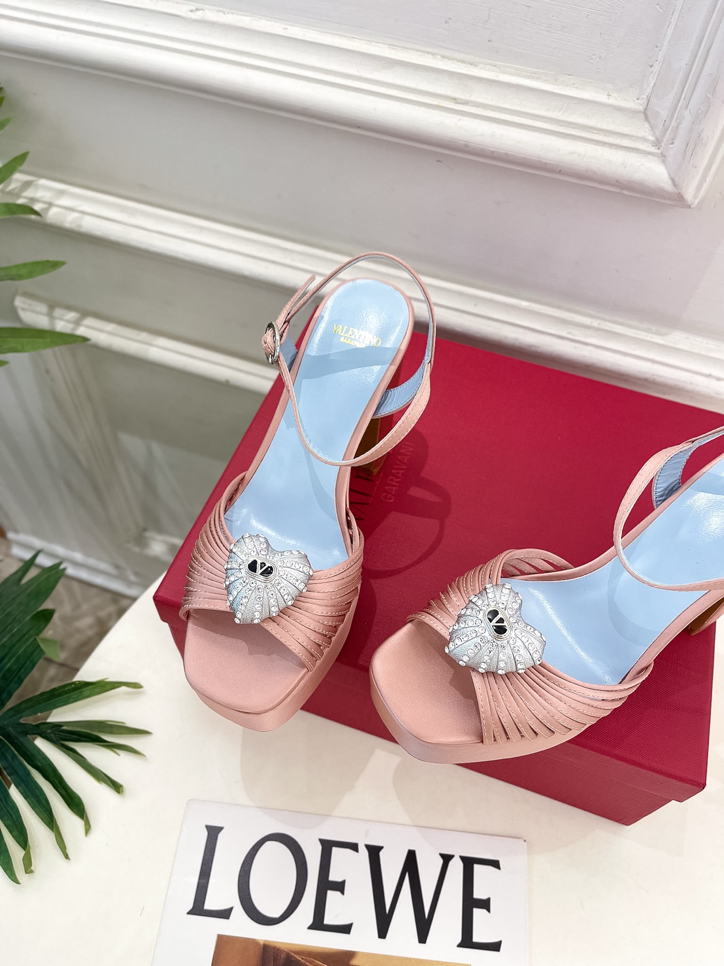 Valentino 华伦天奴 26𝐬𝐬 2026ss春夏新品 VT爱心钻扣细带高跟防水台凉鞋 上新☑️ ———————— Valentino 华伦天奴 26𝐬𝐬 2026ss春夏新品 VT爱心钻扣细带高跟防水台凉鞋 上新☑️ ————————