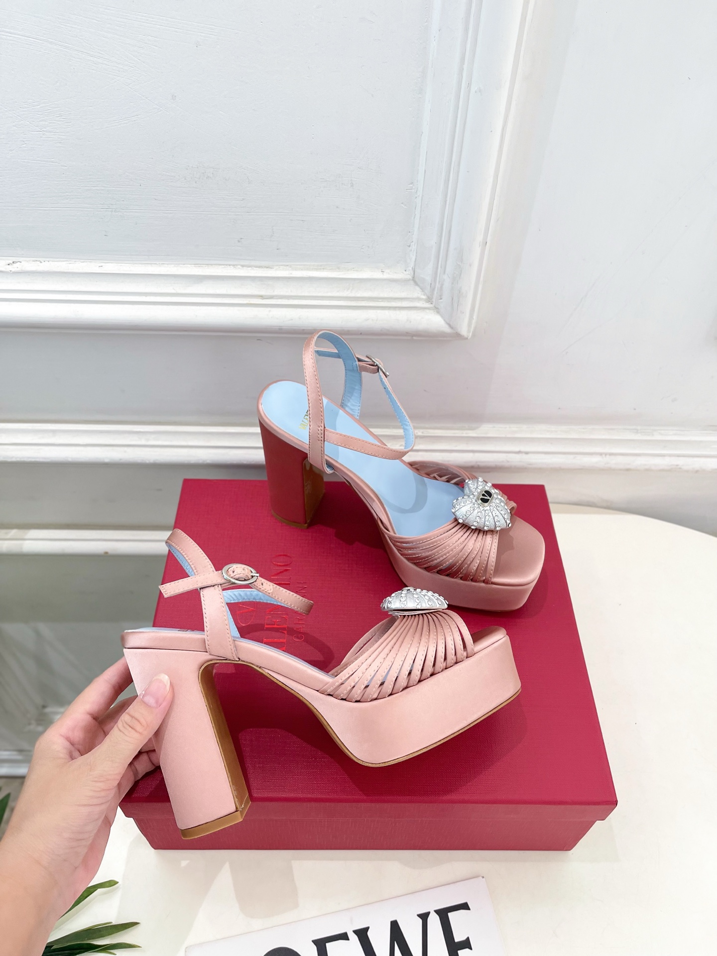 Valentino 华伦天奴 26𝐬𝐬 2026ss春夏新品 VT爱心钻扣细带高跟防水台凉鞋 上新☑️ ———————— Valentino 华伦天奴 26𝐬𝐬 2026ss春夏新品 VT爱心钻扣细带高跟防水台凉鞋 上新☑️ ————————