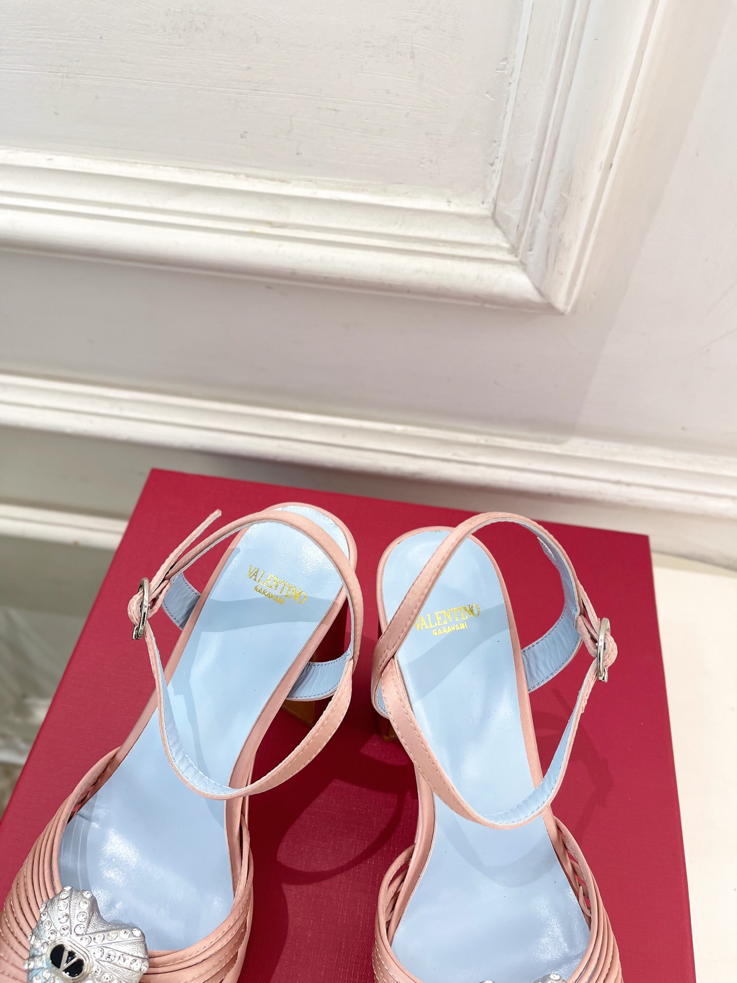 Valentino 华伦天奴 26𝐬𝐬 2026ss春夏新品 VT爱心钻扣细带高跟防水台凉鞋 上新☑️ ———————— Valentino 华伦天奴 26𝐬𝐬 2026ss春夏新品 VT爱心钻扣细带高跟防水台凉鞋 上新☑️ ————————