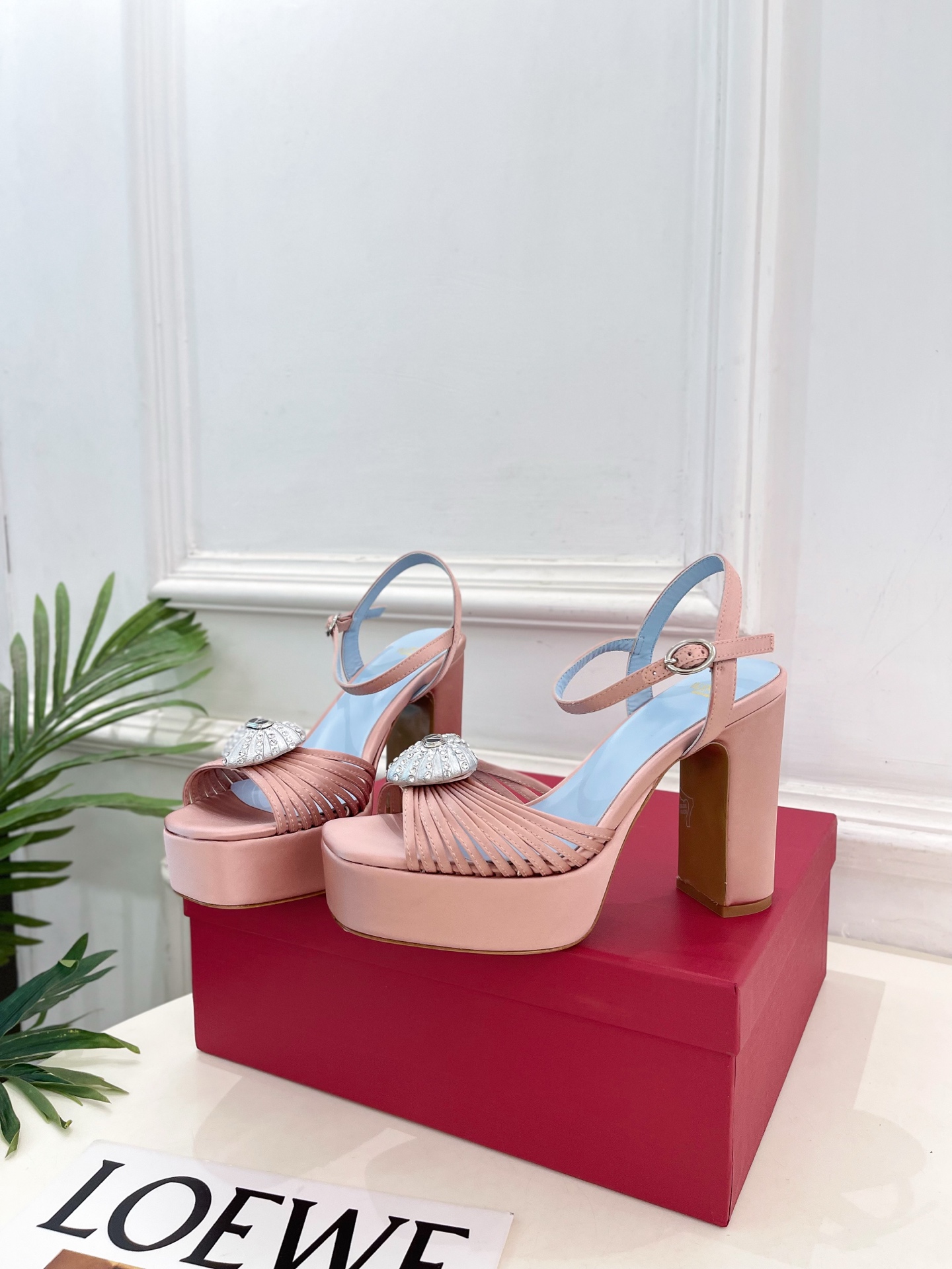 Valentino 华伦天奴 26𝐬𝐬 2026ss春夏新品 VT爱心钻扣细带高跟防水台凉鞋 上新☑️ ———————— Valentino 华伦天奴 26𝐬𝐬 2026ss春夏新品 VT爱心钻扣细带高跟防水台凉鞋 上新☑️ ————————