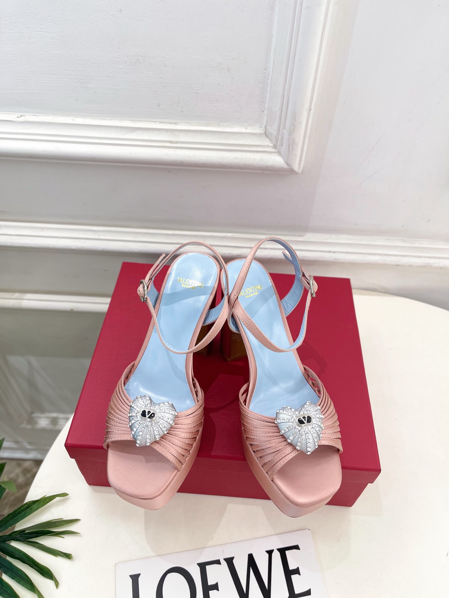 Valentino 华伦天奴 26𝐬𝐬 2026ss春夏新品 VT爱心钻扣细带高跟防水台凉鞋 上新☑️ ———————— Valentino 华伦天奴 26𝐬𝐬 2026ss春夏新品 VT爱心钻扣细带高跟防水台凉鞋 上新☑️ ————————